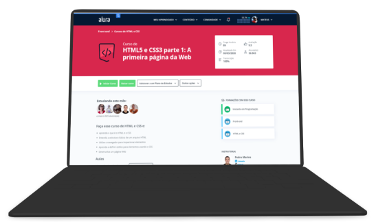 Um notebook aberto mostrando um dos cursos da Alura na tela