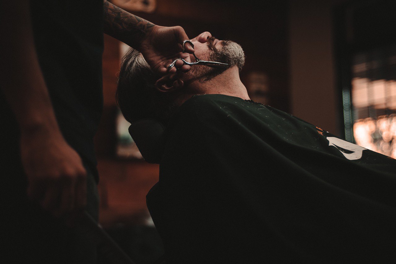 fazendo a barba de um cliente
